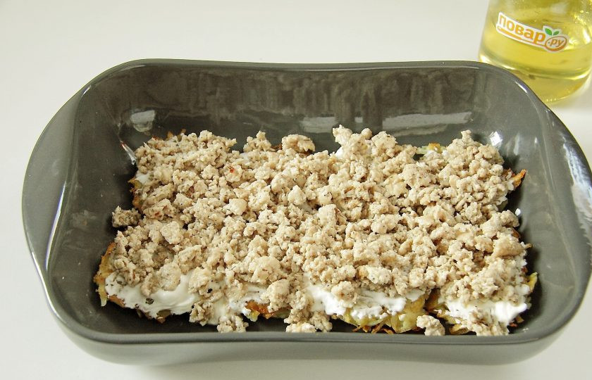 1. Этап. Картофельные оладьи по-мински: 9. Сверху равномерно распределите часть обжаренного фарша.