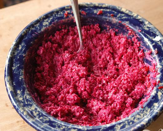 1. Этап. Равиоли со свеклой и сыром: 1. Разогреть духовку до 200 градусов. Наколоть свеклу вилкой несколько раз. Поместить свеклу в духовку и накрыть фольгой. Выпекать свеклу до готовности, около 1 часа. Убрать из духовки и дать остыть. Снять кожуру и натереть свеклу в миску или измельчить с помощью кухонного комбайна. Смешать свеклу с козьим сыром.