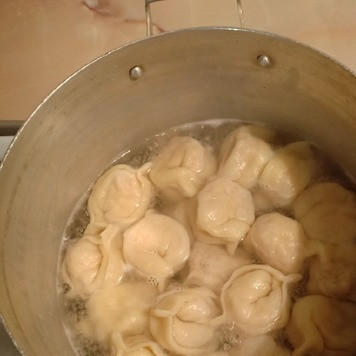 1. Этап. Пельмени рыбные из горбуши: Варить пельмени в бульоне или просто в воде 5-7мин. Перед подачей полить растопленным сливочным маслом или сметаной, посыпать свежей зеленью.