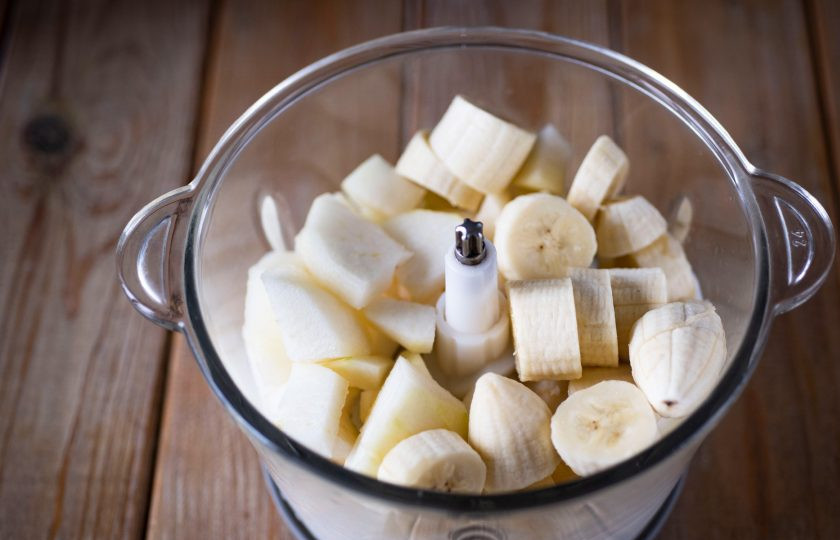 1. Этап. Смузи с бананом, грушей и яблоком: В чашу измельчителя зальем нежирный кефир, добавим все нарезанные фрукты и добавим стевию.