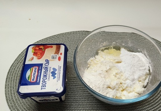 1. Этап. Булочки Клубочек с творожным сыром: Для начинки в творожный сыр всыпать сахарную удру, кукурузный крахмал.