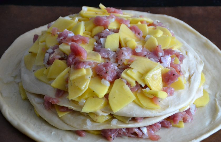 1. Этап. Лезгинский пирог с мясом и картофелем: Точно также поступите с двумя другими (маленькими) пластами теста и начинкой. Сделайте еще два слоя начинки.