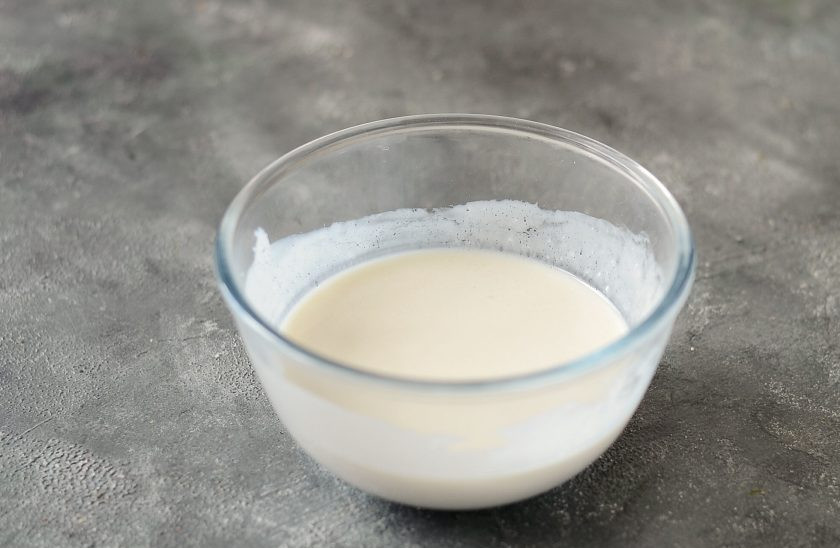 1. Этап. Луковый хлеб в духовке без дрожжей: Кефир смешайте с молоком. Затем добавьте растительное масло и перемешайте. В конце добавьте соду.