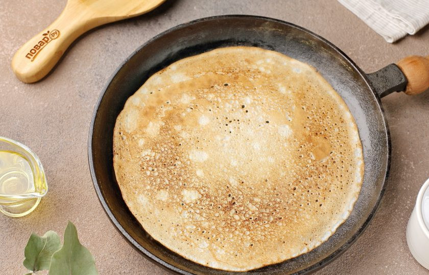 1. Этап. Блинчики на минералке: Нагрейте сковороду и смажьте её на первый раз тонким слоем масла. Налейте половником тесто, равномерно распределяя его по всей сковороде. Жарьте блинчики с двух сторон до готовности.