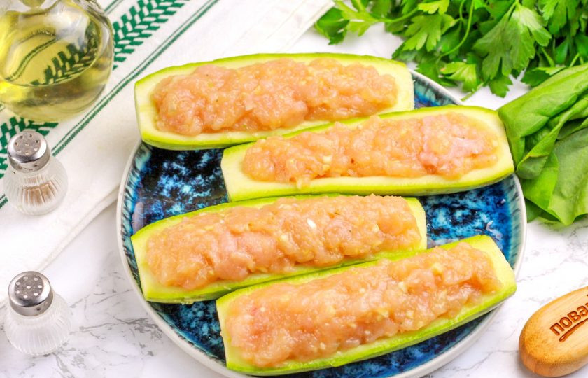 1. Этап. Кабачки с чесноком и фаршем: Наполните кабачки фаршем с верхом, так как он немного утратит свой объем в процессе выпекания.