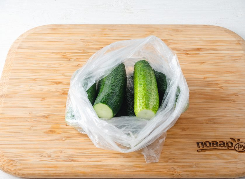 1. Этап. Малосольные огурчики в пакете: Подготовьте 2 чистых пакета. Для надежности я всегда делаю двойной пакет – один в один. У огурчиков отрежьте кончики и положите в пакет.