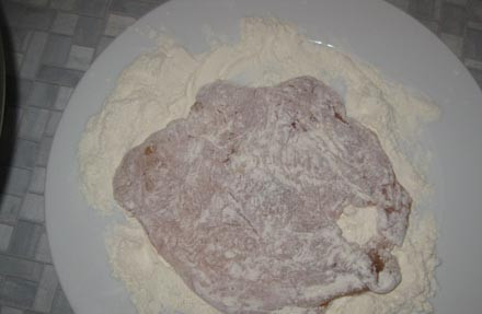 1. Этап. Куриный шницель в панировке: 4. Перед тем, как отправить жариться наше мясо, его следует хорошенько отбить. После этого обваливаем в муке с двух сторон.