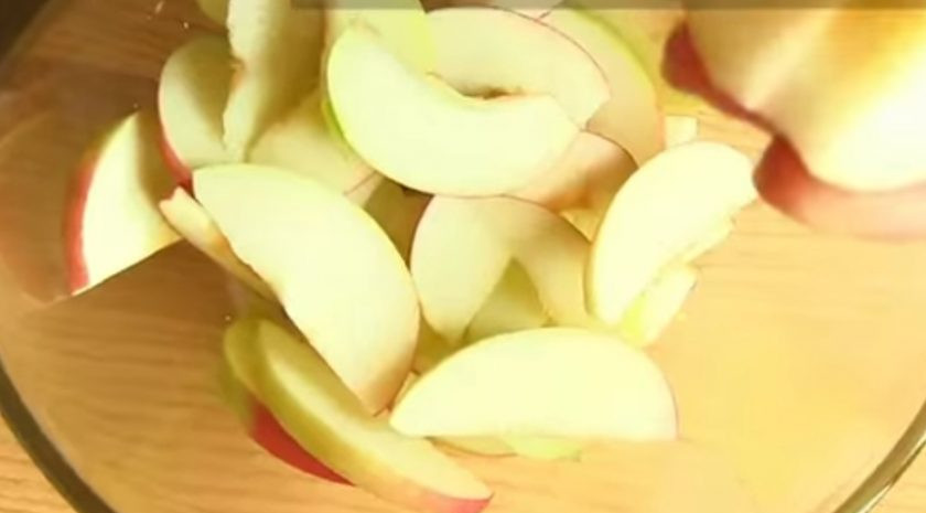 1. Этап. Яблоки с корицей, медом и арахисом: 1. Яблоки разрежьте на половинки, очистите от сердцевины и нарежьте тонкими ломтиками.