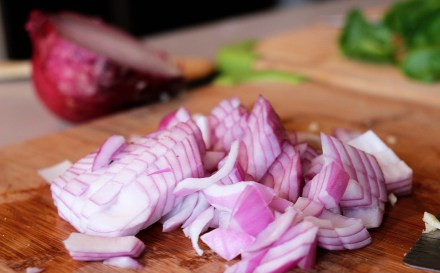 1. Этап. Кальмары в томатном соусе: 1. Для начала необходимо заняться подготовкой овощей для соуса. Сперва очистить и измельчить луковицу и чеснок (не стоит брать больше 1 зубчика, чтобы не перебить вкус морепродуктов).