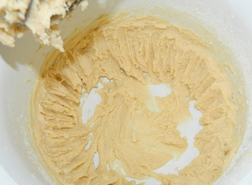 1. Этап. Заварной бисквитный рулет: Добавьте муку и перемешайте до получения однородного теста.