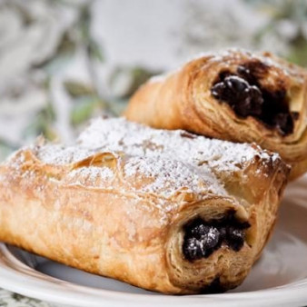 Круассаны с шоколадом из слоеного теста