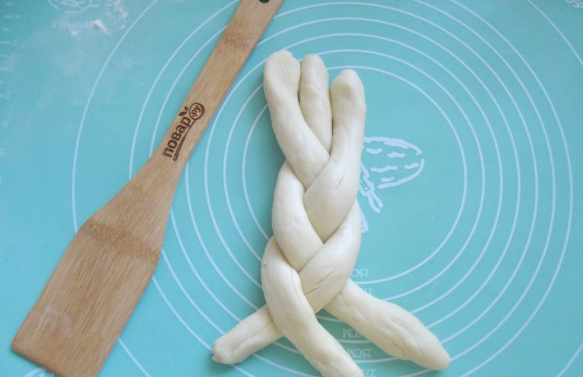 1. Этап. Плетеная булка: Соедините жгуты.