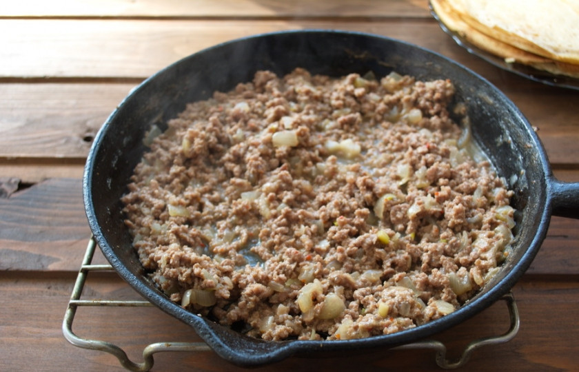 1. Этап. Фаршированные блины с мясом: Влейте 0,5 стакана воды, добавьте специй и соли. Тушите 7 минут без крышки. Мясо очень быстро дойдет. Будет сочным. При необходимости можно добавить воды в процессе тушения.