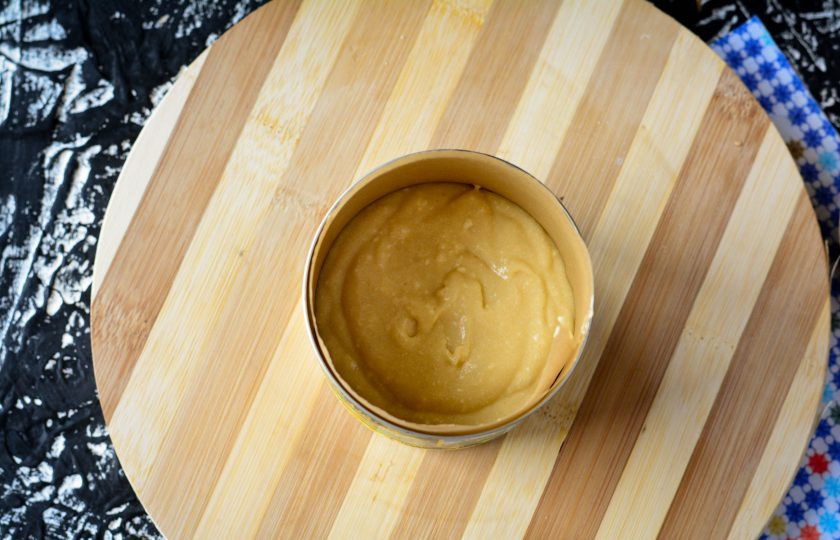 1. Этап. Кулич который не крошится: Распределите тесто в любые подходящие формочки, наполняя наполовину объема. Я использовала формы объемом 400 грамм — получается 2 средних кулича.