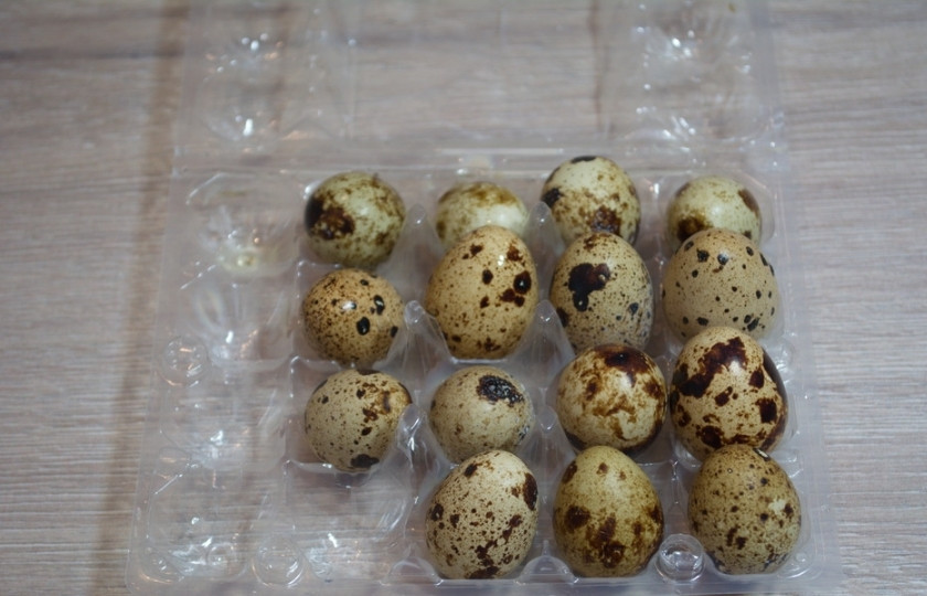 1. Этап. Азиатский куриный суп: Пока суп варится, отварите отдельно перепелиные яйца (4 минуты). Остудите, очистите.