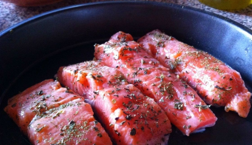 1. Этап. Семга тушеная: 1. Нарезаем рыбу порционными кусочками, натираем специями и поливаем лимонным соком.