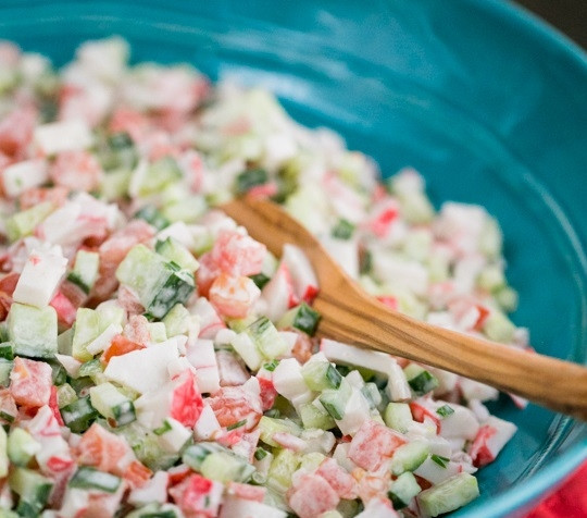 1. Этап. Салат с крабовыми палочками и огурцом: 3. Заправляю блюдо майонезом и перемешиваю. Подаю к столу охлажденным, приятного аппетита!