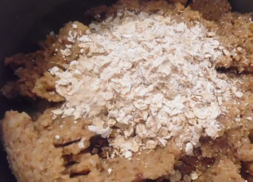 1. Этап. Гречневые оладьи: 3. Добавляю кефир, скисшее молоко или жидкую сметану. Если кефир был обезжиренной, то беру еще пару ложек масла. А уже в полужидкую массу засыпаю 6 ложек геркулеса. Геркулес даст оладьям структуру и пышность.