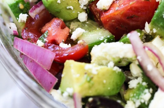 1. Этап. Греческий салат с авокадо: 4. Полейте заправкой салат, аккуратно его перемешайте. Добавьте в салатник авокадо и сыр Фету.