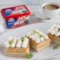 Лимонные пирожные с сырной глазурью Продукты Разогрейте духовку до 170 °С. Для основы порубите в блендере холодное масло с сахаром и мукой и солью в крошку. Застелите большую прямоугольную форму для выпечки или глубокий противень бумагой для выпечки. Выложите на бумагу тесто основы и распределите ровным слоем. Выпекайте в духовке 20 мин. Тем временем для начинки вымойте лимоны щеткой, высушите и снимите цедру мелкой теркой. Выжмите из лимонов сок. Смешайте муку с крахмалом. Взбейте яйца с сахаром добела, добавьте цедру, затем лимонный сок, смесь муки и крахмала. Выложите получившуюся смесь поверх подпеченной основы и верните в духовку еще на 20–25 мин. Верх будет выглядеть недопеченным, это нормально. Он застынет, когда будет остывать. Остудите полностью. Для глазури вымойте лимон щеткой, высушите и снимите цедру мелкой теркой. Выжмите из лимона сок. Взбейте творожный сыр миксером до пышности. Не прекращая взбивать, влейте лимонный сок, добавьте цедру, соль и порциями – сахарную пудру. Аккуратно выложите глазурь ровным слоем на лимонный слой. Возьмитесь за бумагу и перетащите всю конструкцию с противня или из формы на доску и поставьте в холодильник минимум на 1 ч. Затем нарежьте прямоугольными кусочками и подавайте.