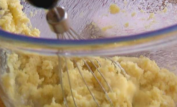 1. Этап. Миндальный пирог с вишней: Сливочное масло взбиваем с сахаром, с помощью миксера.