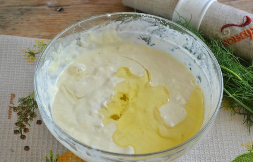 1. Этап. Чебуреки с мясом: Пока масса еще достаточно жидкая, влейте подсолнечное масло и снова хорошенько размешайте.