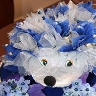 Ежик из конфет