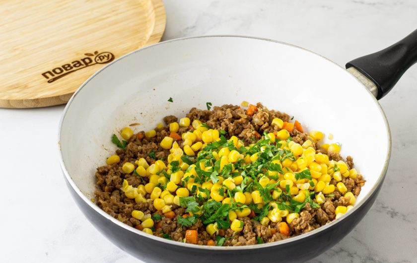 1. Этап. Индийские самосы: В конце добавьте мелко порубленную кинзу и кукурузу. Потушите все вместе несколько минут и снимите с плиты. Полностью остудите начинку.