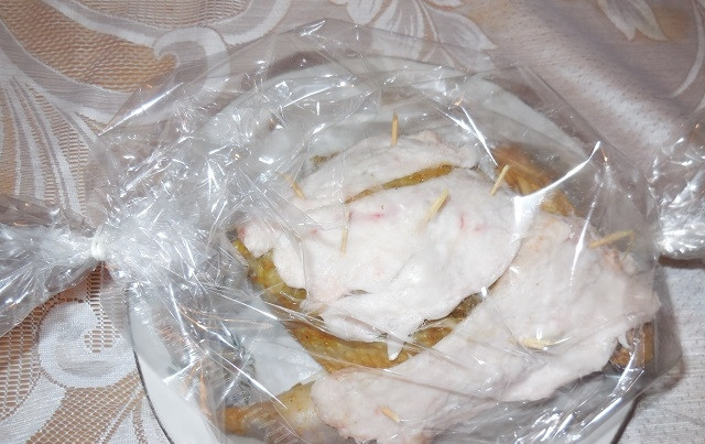 1. Этап. Фазан в духовке: Переложите птицу в рукав. Закрепите его. Уберите фазана в духовку при 180 градусах на 40 минут.