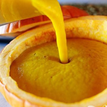 1. Этап. Суп в тыквенном горшочке: 6. Разогреть суп, если это необходимо, или сразу подавать, перелив его в выдолбленную тыкву любого размера.