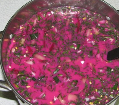 1. Этап. Холодник с картошкой: Все нарезанные компоненты выкладываем в кастрюлю со свеклой. Солим по вкусу и добавляем туда кефир. Перемешиваем.