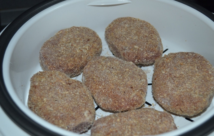 1. Этап. Паровые котлеты из говядины: Уложить котлеты в чашу мультиварки либо пароварки. Не забываем налить необходимое количество воды!:) Готовить котлеты 45-50 минут.