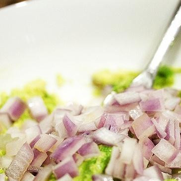 1. Этап. Гуакамоле на гриле: 4. Добавить измельченный лук в миску.