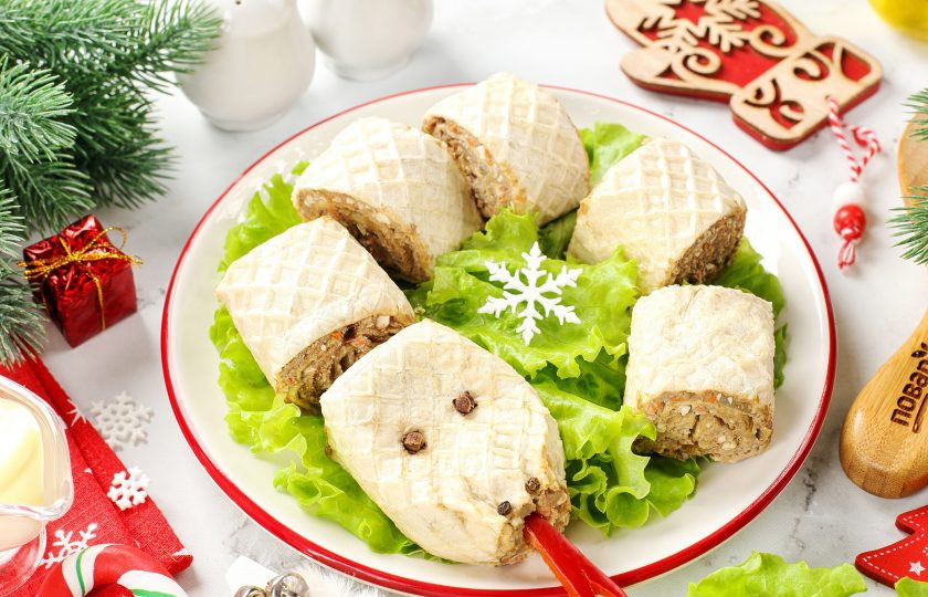 1. Этап. Рулет Новогодняя змея: Глаза змейке можно сделать из двух звёздочек гвоздики, нос из перца горошком, а язык я вырезала из красного сладкого перца острым ножом. Рулет 