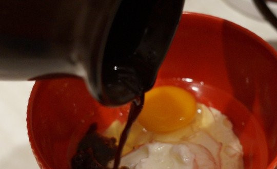 1. Этап. Моментальный шоколадный торт: 7. Влейте кофе и взбейте все до однородности.