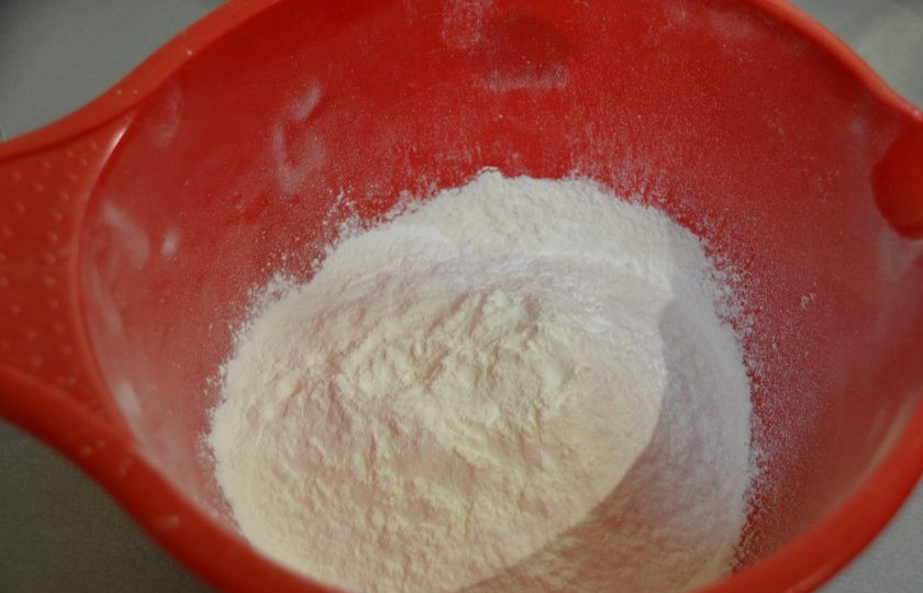 1. Этап. Кексы из кокосовой муки: Всыпьте крахмал.