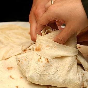 1. Этап. Мясо в армянском лаваше: Теперь лаваш заворачиваем и завязываем лентой из лаваша.