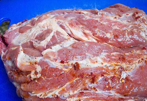 1. Этап. Шейка свиная, запеченная с айвой и грибами: 1. Свиную шею разрезаем пополам, (не до конца). Оставляем приблизительно один сантиметр. Затем смешиваем острый чили в хлопьях, растительное масло, лимонный сок, и со всех сторон тщательно натираем мясо. солим морской крупной солью, ложем в полиэтиленовый мешок и убираем до утра в холодильник. Утром мясо готово к дальнейшему приготовлению.