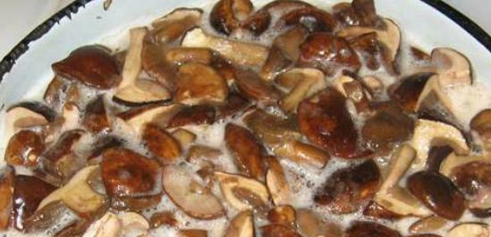 1. Этап. Маринованные белые грибы с уксусом: 3. Далее отправляем грибы вариться. В воду не забудьте добавить приправы: лавровый лист, гвоздику, сухую горчицу и черный перец. В самом конце вливаем уксус, доводим до кипения и снимаем с огня.