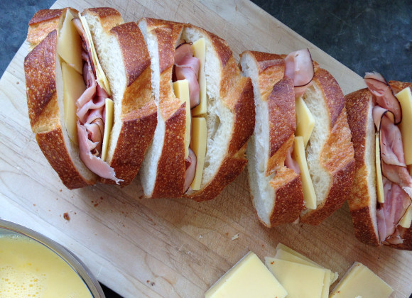 1. Этап. Горячие бутерброды с ветчиной и сыром: Хлеб проложить сыром и ветчиной.