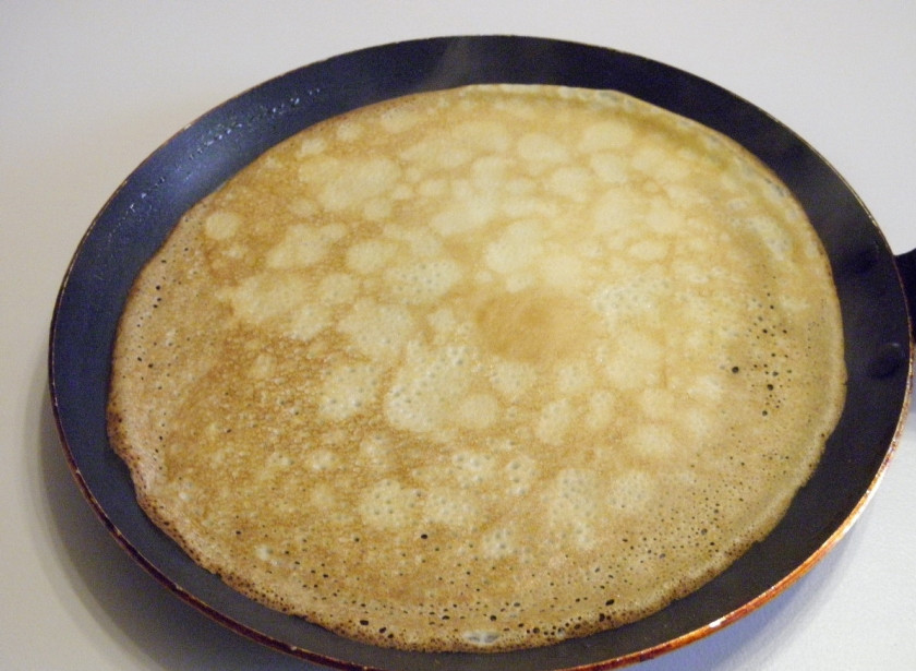 1. Этап. Постные блины: Жарьте блины на горячей антипригарной сковороде. Перед первым блином лучше все-таки смазать сковородку.