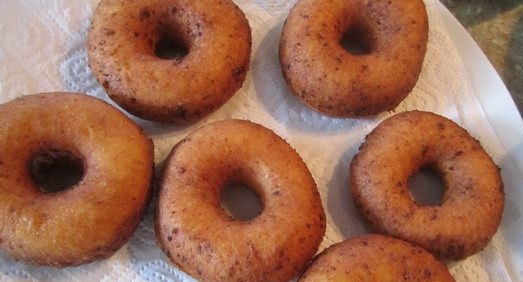 1. Этап. Творожные пончики (простой рецепт): Готовые пончики выкладываем на бумажную салфетку, чтобы избавиться от лишнего жира.