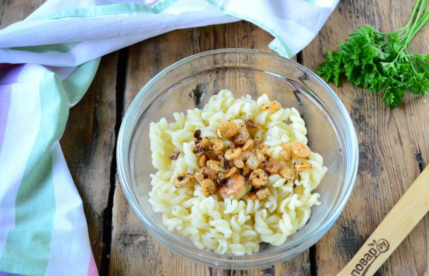 1. Этап. Паста с креветками в лаваше: Смешайте макароны с креветками, перемешайте.