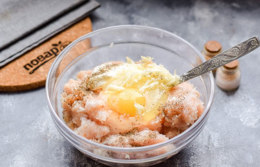 1. Этап. Куриный рулет по Дюкану: Добавьте к фаршу куриное яйцо, йогурт, соль, перец, натертый чеснок. Хорошо все перемешайте.