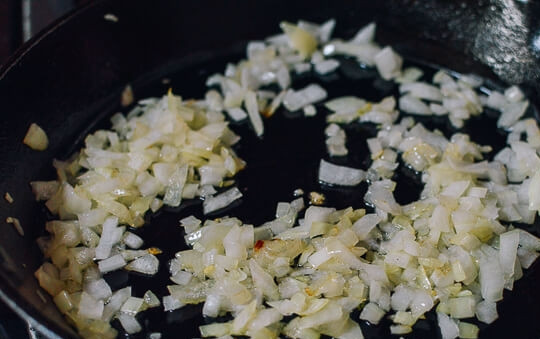 1. Этап. Жаренные китайские пельмени: Лук почистите, мелко нашинкуйте и обжарьте на растительном масле (2 ст.л.).