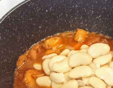 1. Этап. Гиганты с помидорами и харисой: Добавить томатную пасту, затем масляные бобы и 150 мл воды.