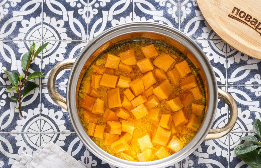1. Этап. Тыквенные цукаты в духовке: Переложите тыкву вместе с сиропом в кастрюлю. На среднем огне доведите до кипения и проварите 5 минут. Выключите плиту и оставьте на 2-3 часа. Затем снова доведите до кипения, проварите 5 минут и оставьте на 2-3 часа.