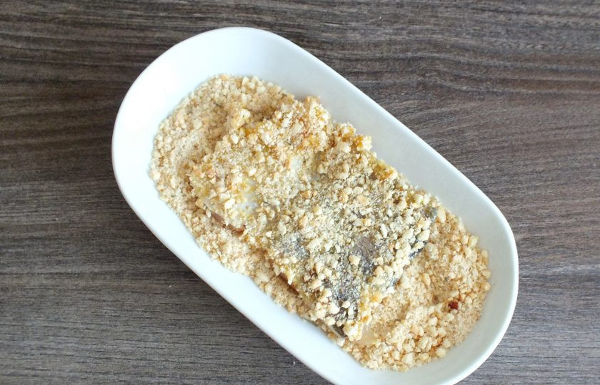 1. Этап. Судак в ореховой панировке: Повторите. Сделайте двойную панировку.