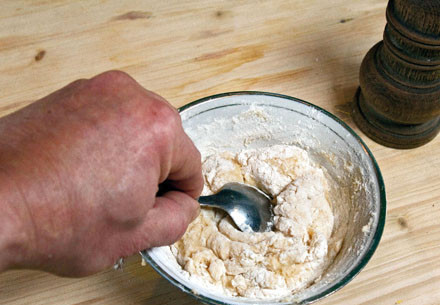 1. Этап. Манты по-казахски: 4. Теперь необходимо приготовить тесто. Для этого нужно вбить в миску яйцо и добавить соль. Немного взбить и влить около 100 миллилитров холодной воды. Тщательно перемешать и сразу добавить около 150 грамм муки. Вымешивать тесто, периодически подсыпая муку. Тесто должно быть крутым и плотным.