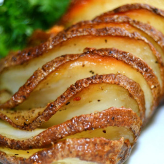 Картофель гармошкой с чесночным маслом